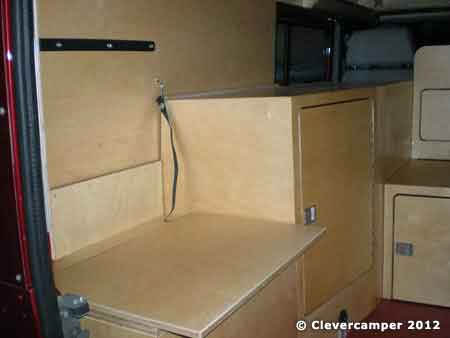 Clevercamper Innenausbau >> Tiefere Sitzfläche zum klappen, Klettband für die Polster